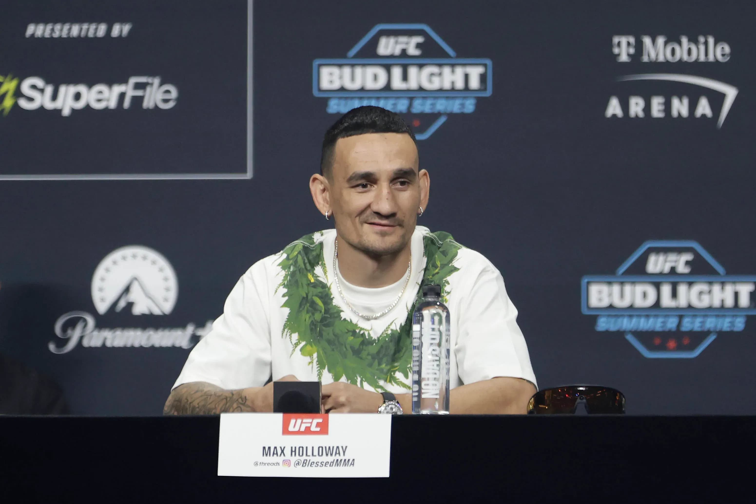 UFC 329 - press conference, PK, Pressekonferenz LAS VEGAS, NV - JULY 2: Max Holloway interacts with the crowd at the UFC 329 Press Conference at the T-Mobile Arena on July 9, 2026 in Las Vegas, Nevada, United States. (Photo by Alejandro Salazar PxImages) Las Vegas T-Mobile Arena Nevada USA Copyright: xAlejandroxSalazarx