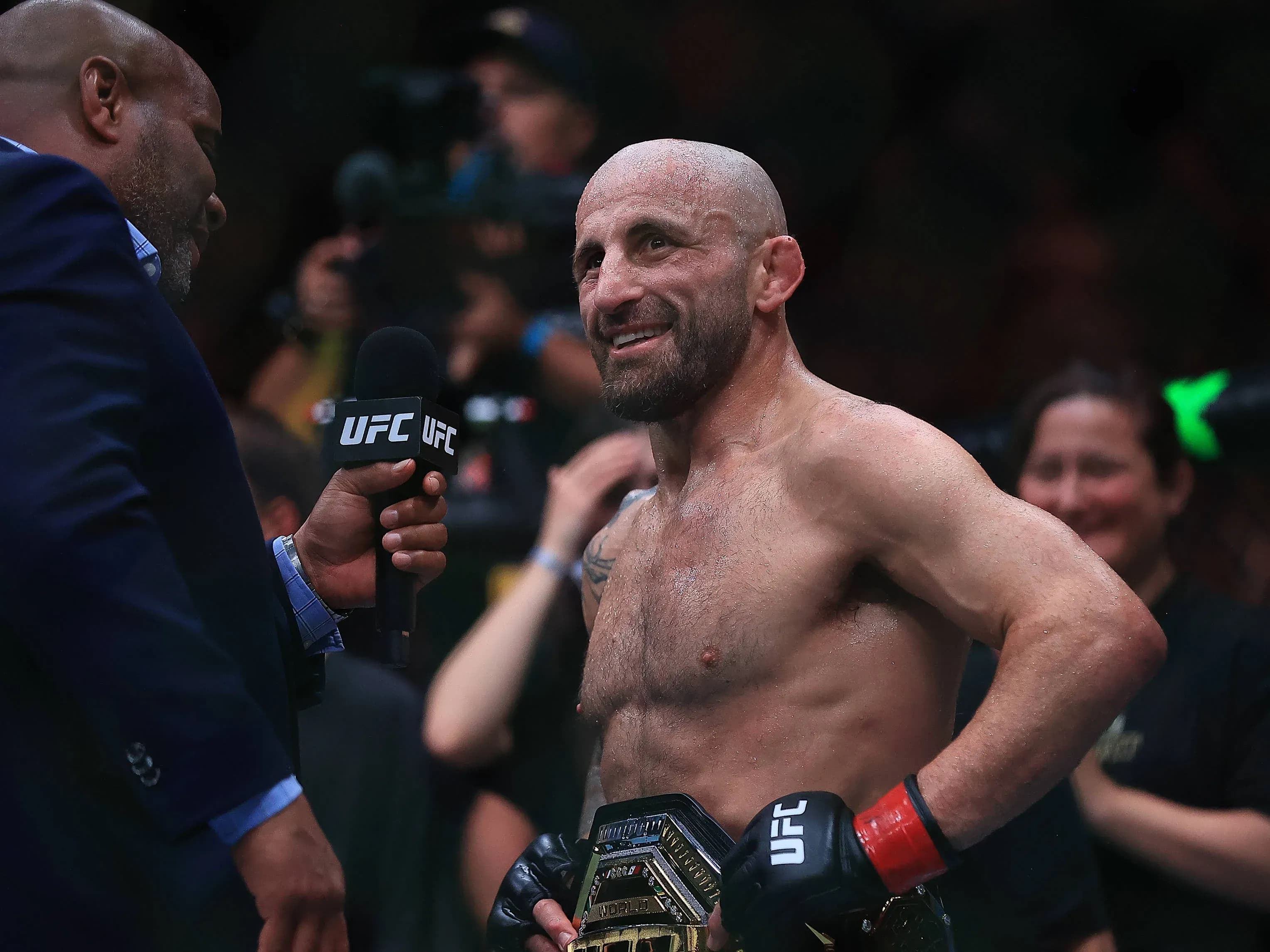 Alexander Volkanovski retains UFC featherweight championship at UFC 333.