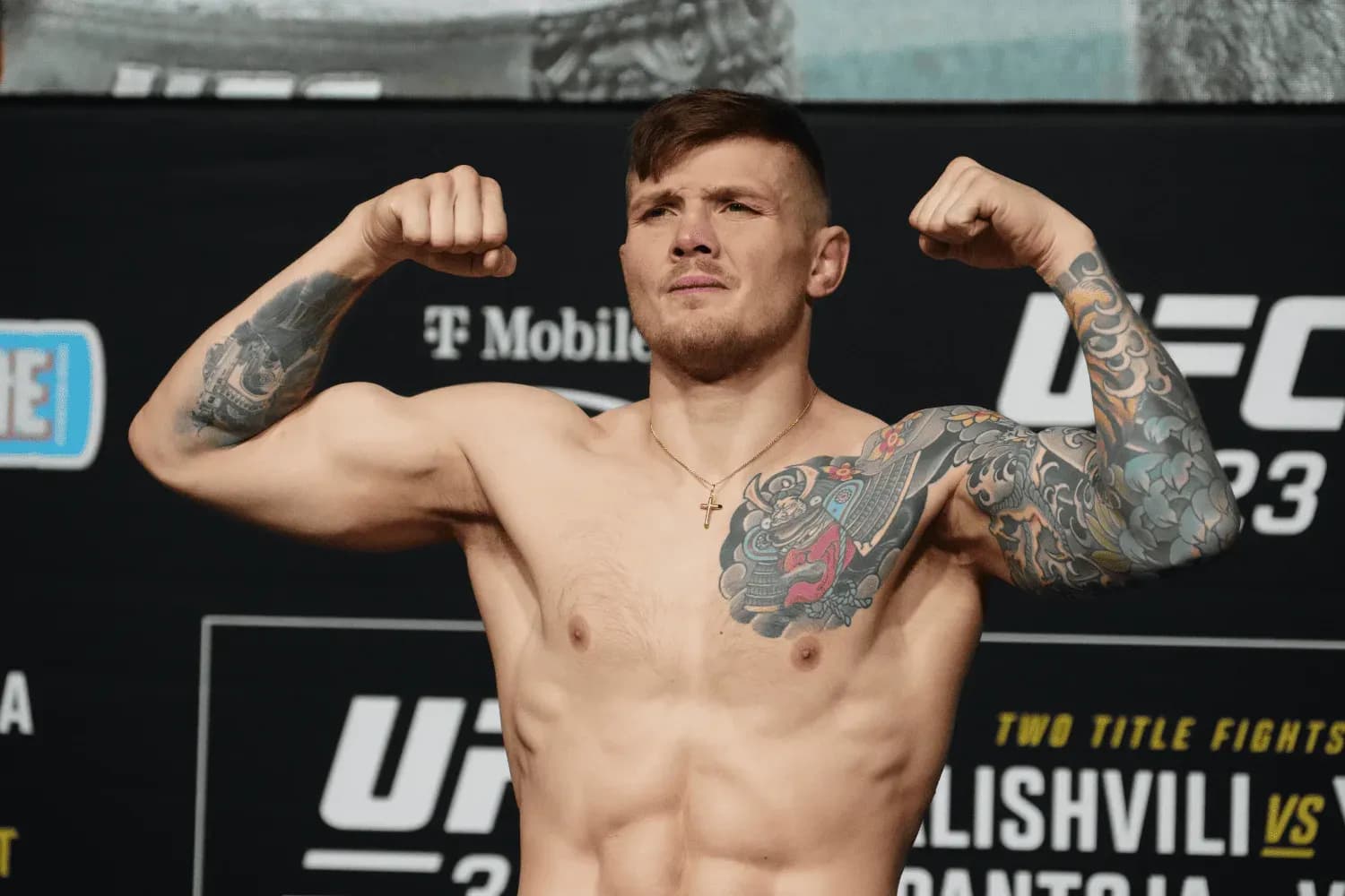 Marvin Vettori steps on the scale at the press conference for UFC 323